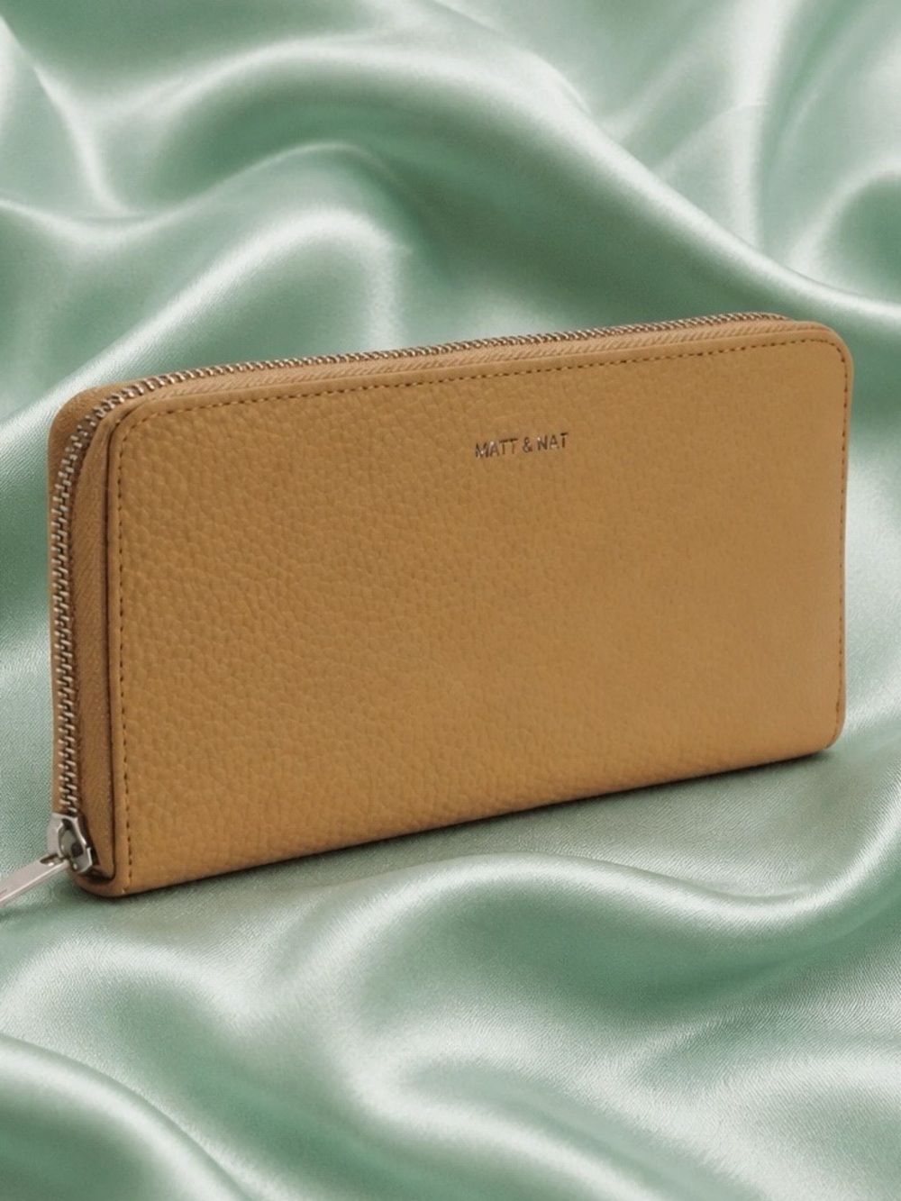 ‘Matt & Nat’ Camel colored Zip-Around Wallet, vegan leather. Brand NEW!